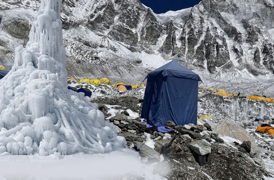 An artificial glacier for supply drinking water in the Everest Base Camp (without touching the Khumbu glacier)