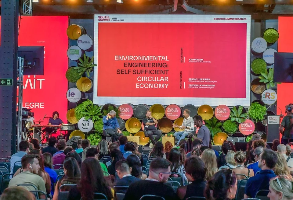 Palestra Environmental Engineering: Self Sufficient Circular Economy, com Joe Haslam, Sérgio Luiz Ribas e Frédéric Kauffmann na Arena Stage do South Summit 2023. FOTO: Wesley Santos/ Agencia Preview